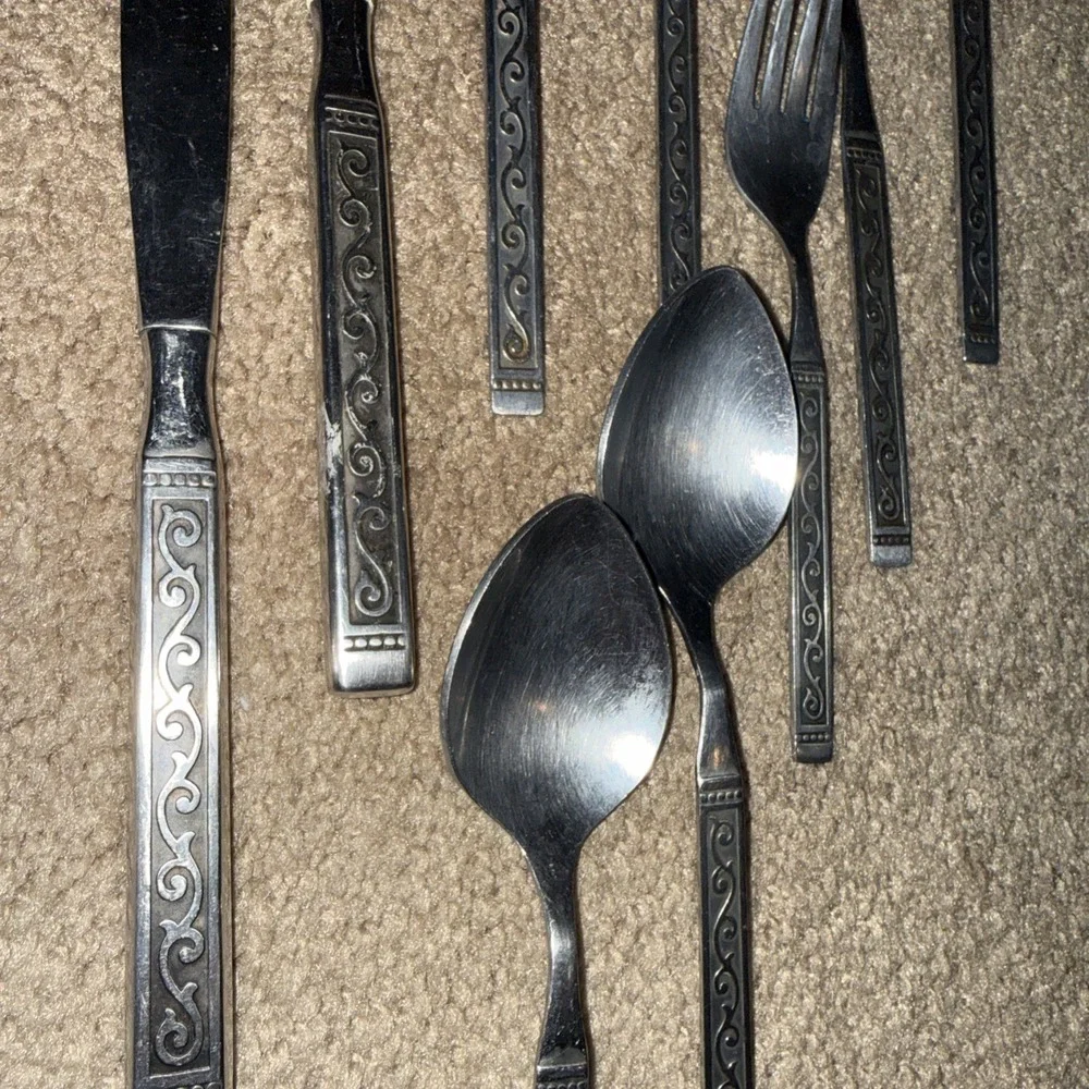 Vintage Oneida Spanish Court Fork Knives Spoon Set stainless
